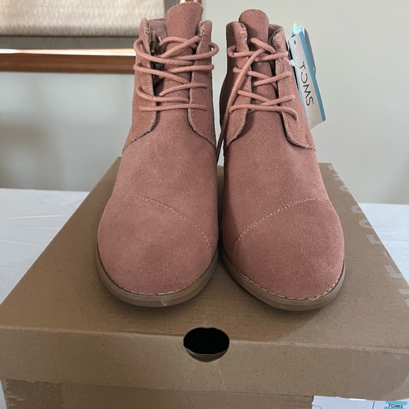 NIB TOMS Hyde women’s suede boots, Size 8 laced up, wedge heel, gorgeous color - Picture 4 of 7